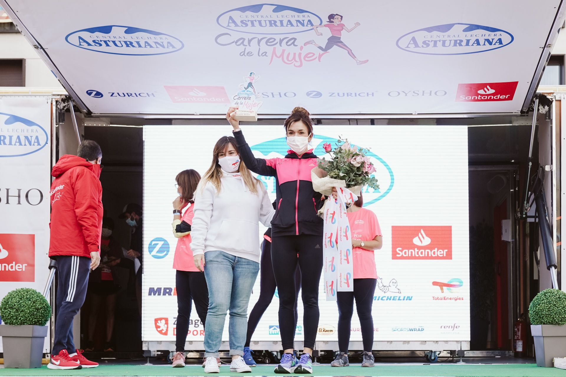 Las mejores fotos de la Carrera de la Mujer Central Lechera Asturiana Zaragoza 2021 (CEREMONIAS DE PREMIACIÓN)