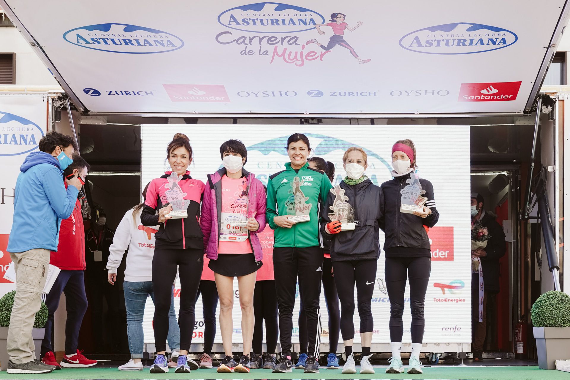 Las mejores fotos de la Carrera de la Mujer Central Lechera Asturiana Zaragoza 2021 (CEREMONIAS DE PREMIACIÓN)