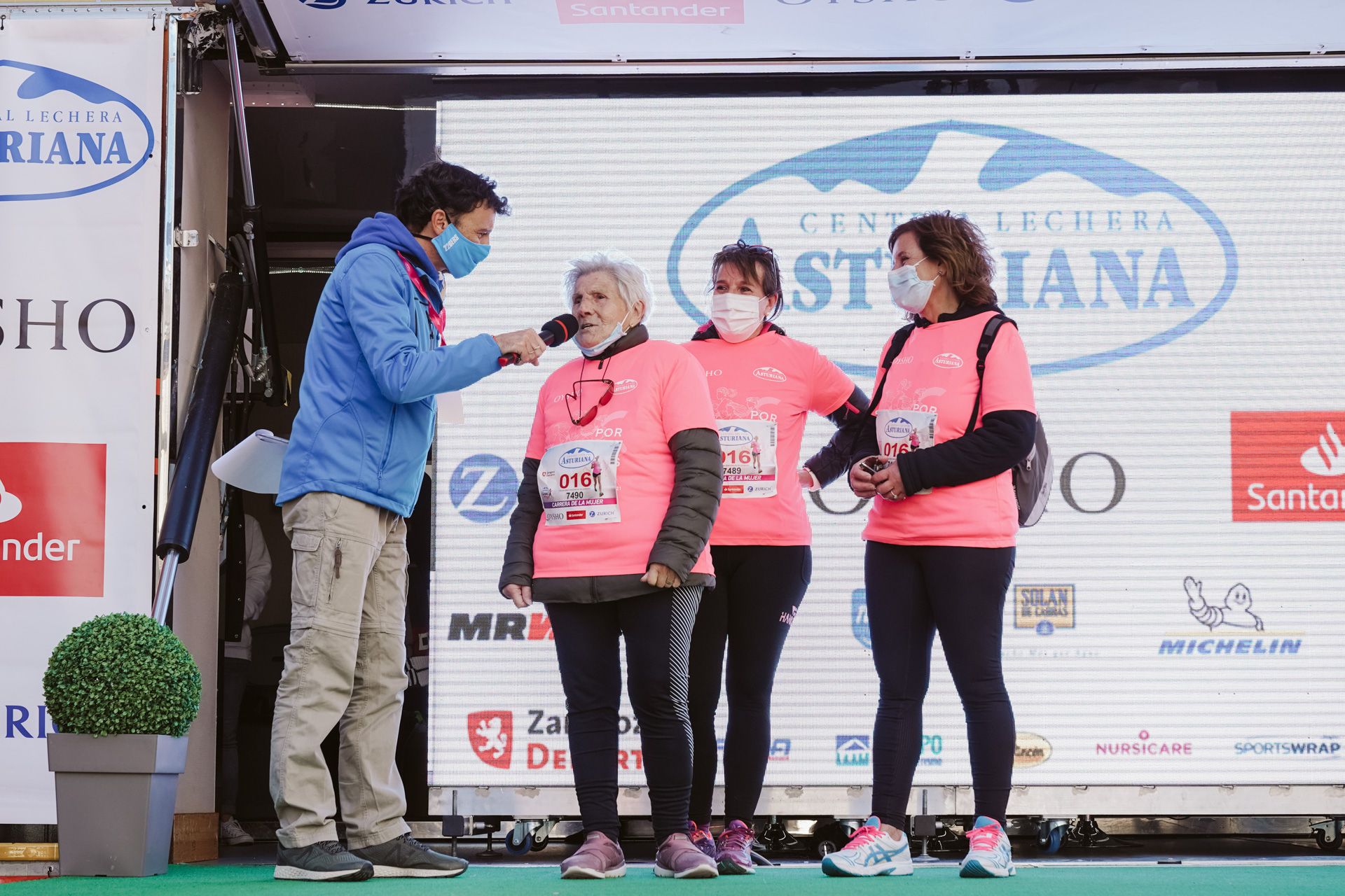 Las mejores fotos de la Carrera de la Mujer Central Lechera Asturiana Zaragoza 2021 (CEREMONIAS DE PREMIACIÓN)