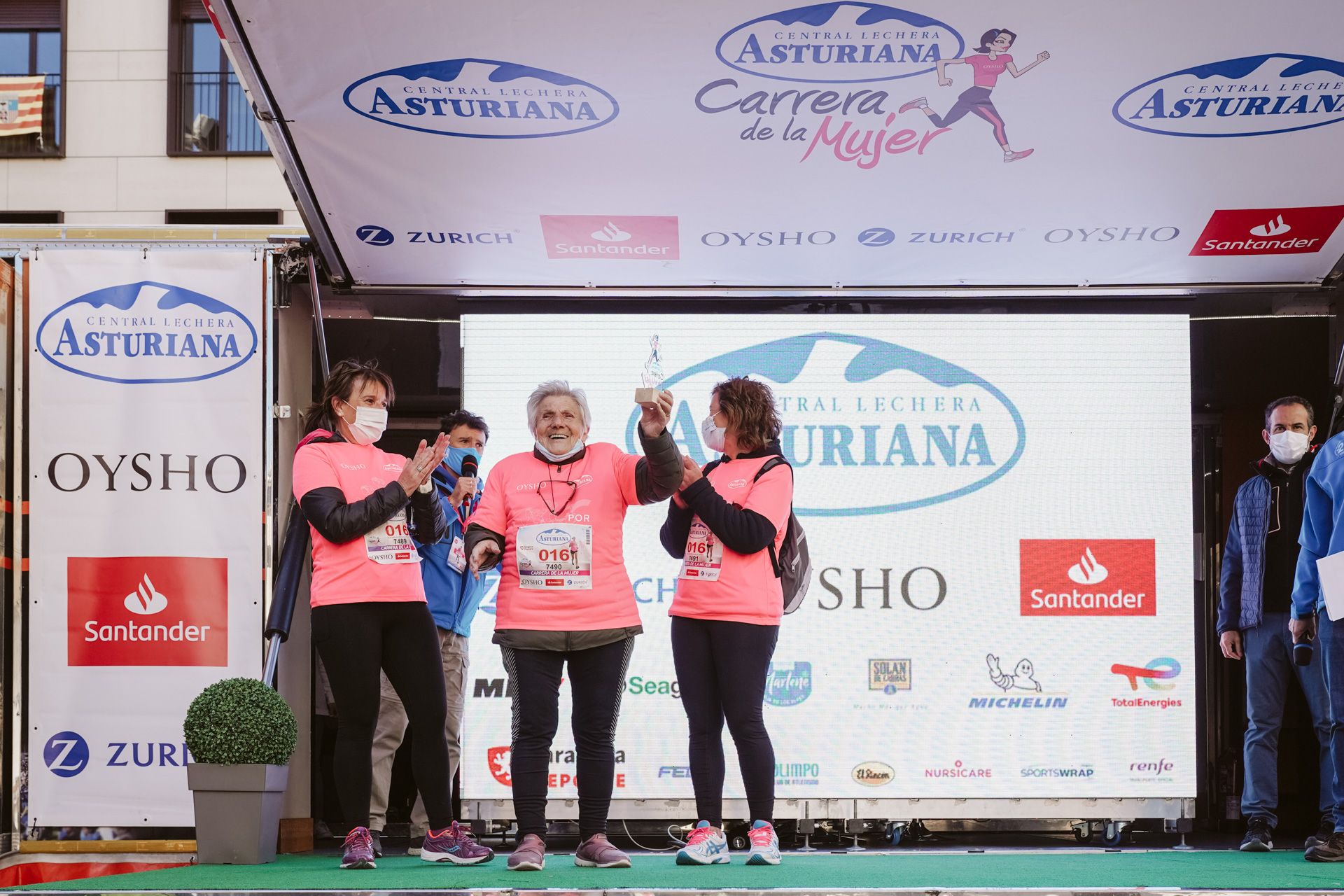 Las mejores fotos de la Carrera de la Mujer Central Lechera Asturiana Zaragoza 2021 (CEREMONIAS DE PREMIACIÓN)