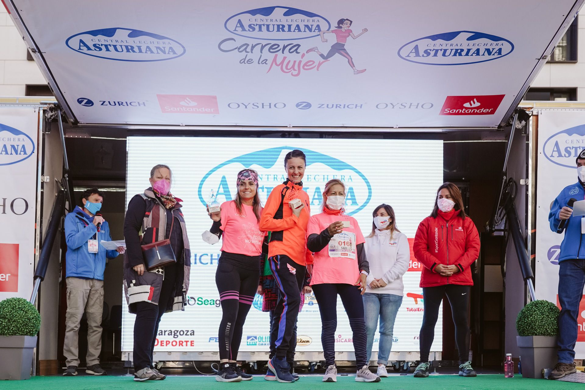 Las mejores fotos de la Carrera de la Mujer Central Lechera Asturiana Zaragoza 2021 (CEREMONIAS DE PREMIACIÓN)