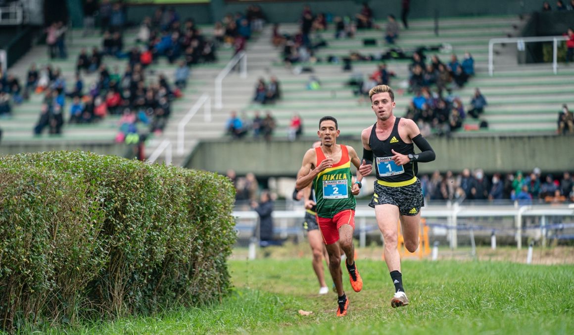 Carlos Mayo y Ayad Lamdassem en el Cross Internacional de San Sebastián con las gradas del hipódromo repletas de huecos. FOTORUNNERS.