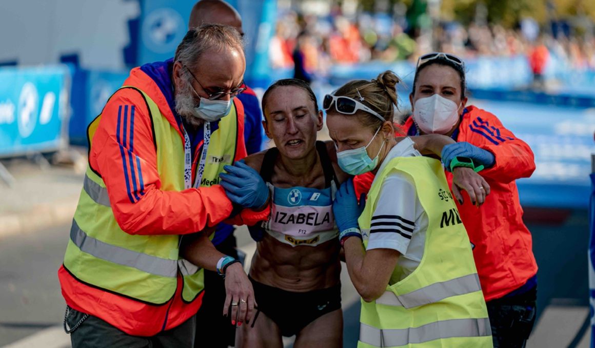 Una imagen de una corredora en la meta del Maratón de Berlín 2021. VSM PHOTOEVENTS.