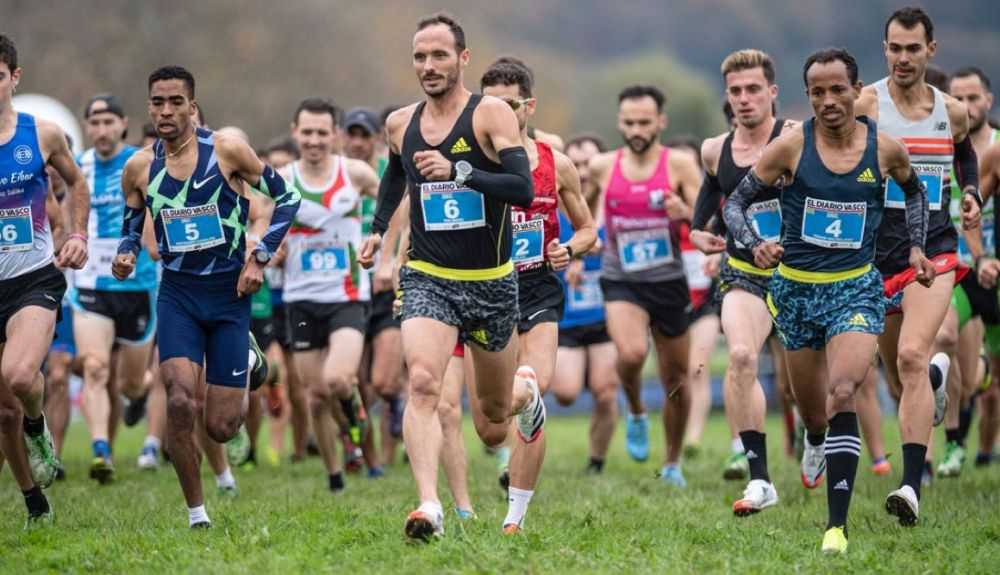 Abadía, en el centro de la imagen, rodeado de compañeros en el Cross Internacional de San Sebastián, FOTORUNNERS.