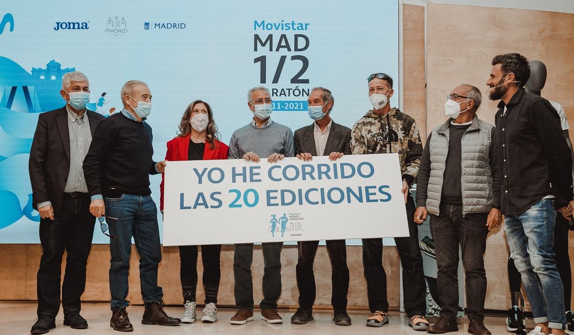 Una imagen de la presentación del Movistar Medio Maratón de Madrid con los corredores que la han corrido en las 19 ediciones anteriores. ORGANIZACIÓN.