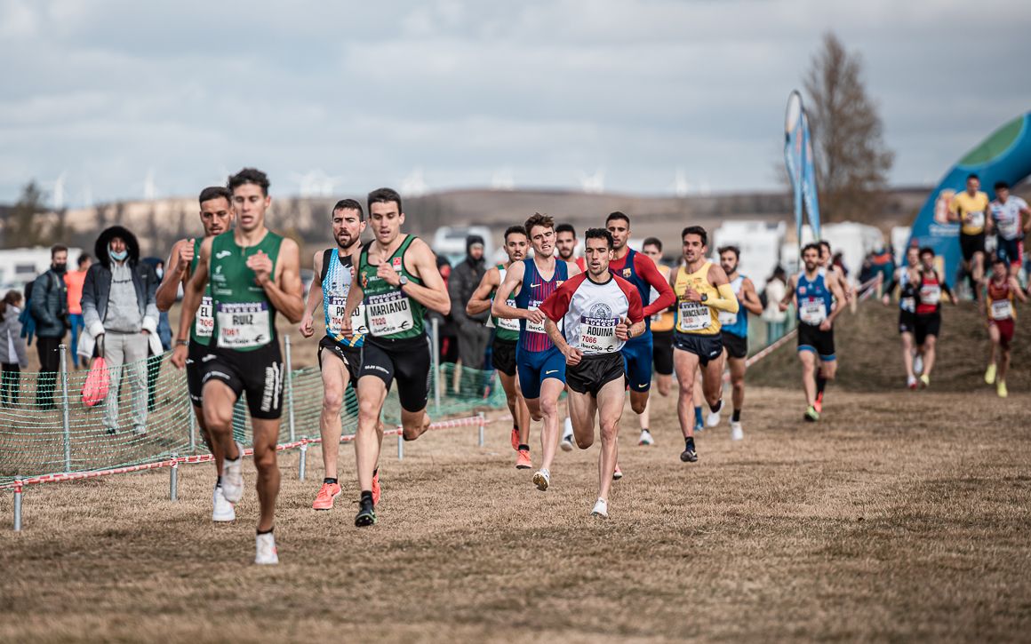 Carrera vertiginosa la del cross corto, con mediofondistas peleando sobre el circuito del Cross de Atapuerca.