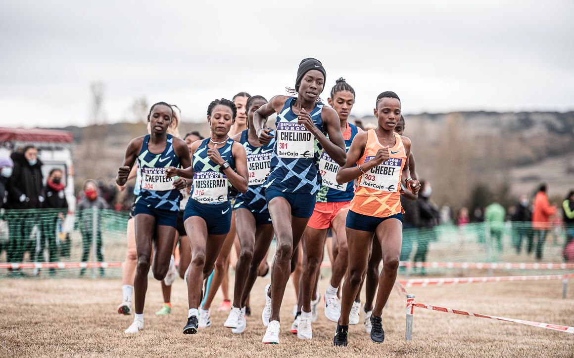 Chelimo encabeza el grupo que se iba a jugar la victoria en el Cross de Atapuerca.