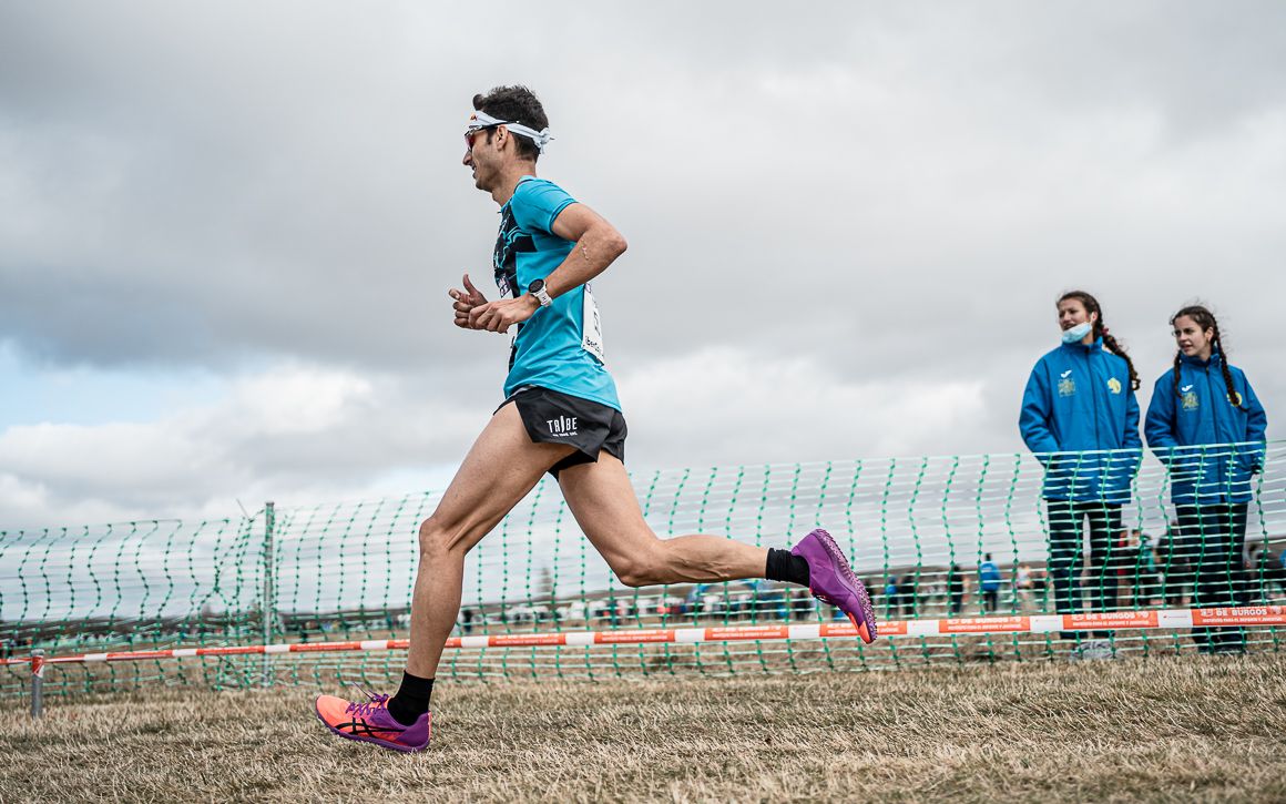 El campeón del mundo de triatlón Mario Mola peleó con los mejores especialistas del campo a través.