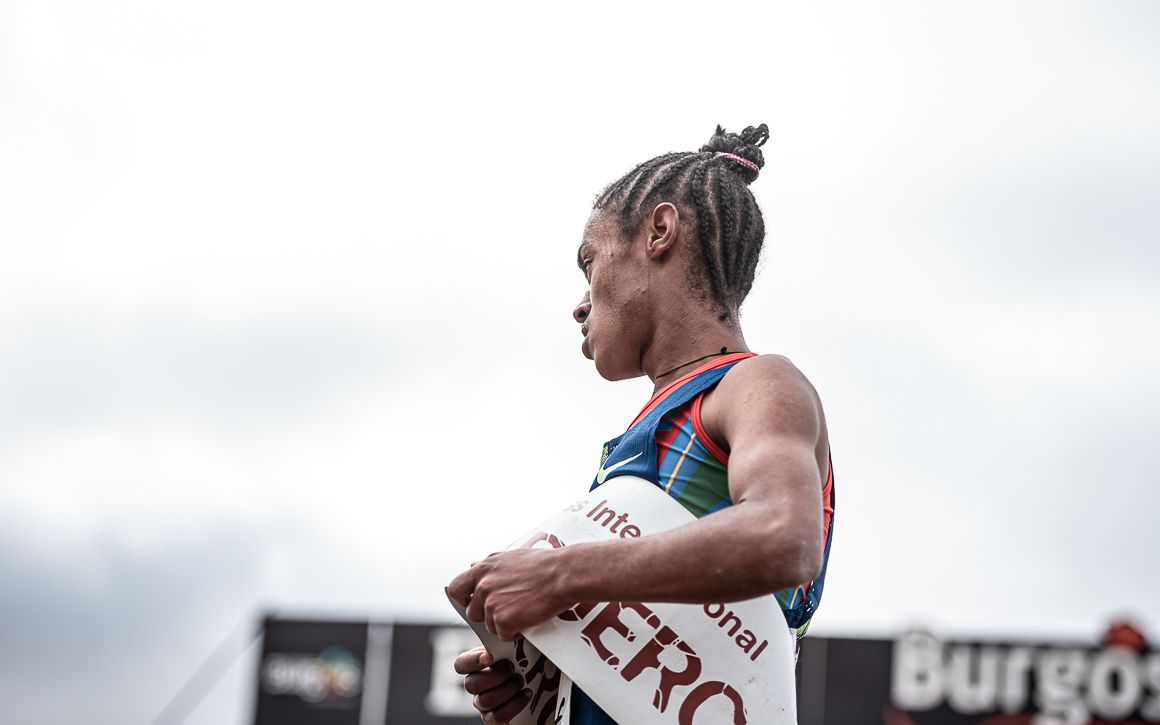 La atleta eritrea Rahel Ghebreneyohannes en la línea de meta del Cross de Atapuerca.