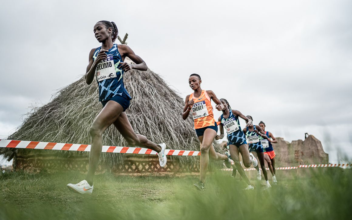 Las africanas, con Chelimo y Chebet en cabeza, atravesando el poblado de Atapuerca.