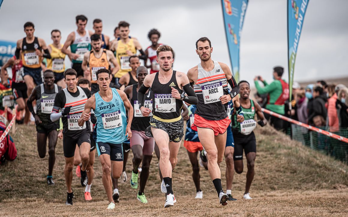 Oumaiz, Mayo y Arce encabezando el Cross de Atapuerca en los primeros instantes de carrera.
