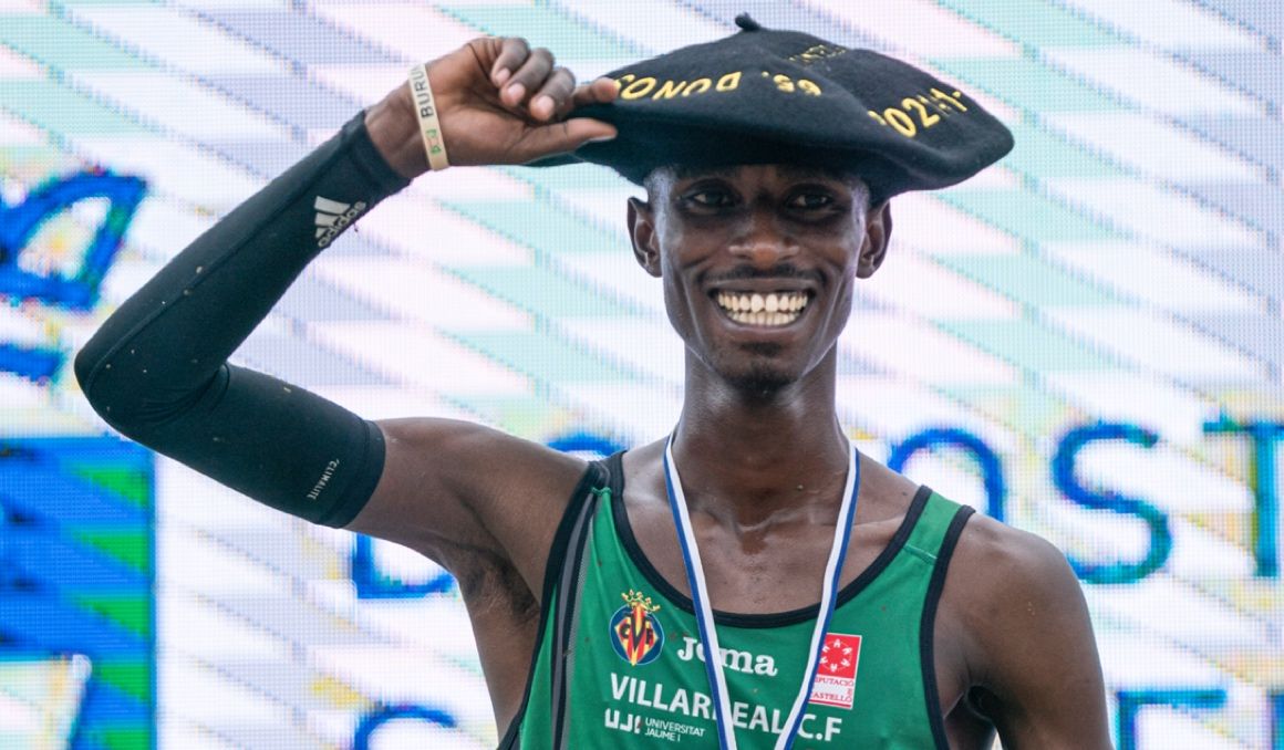 Rodrigue Kwizera, feliz en el pódium del Cross Internacional de San Sebastián donde se llevó la 'txapela'. FOTORUNNERS.