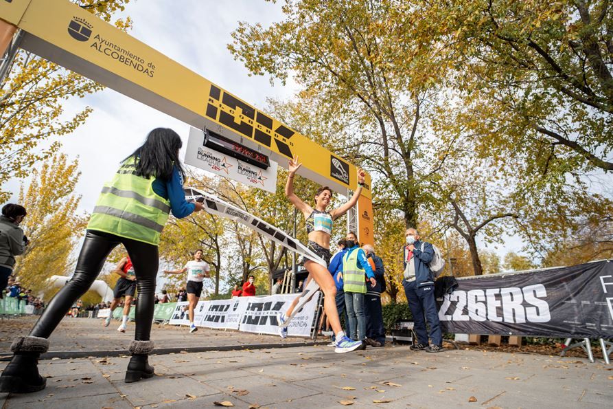 Marta Pérez entrando en meta victoriosa en el 10k de Alcobendas