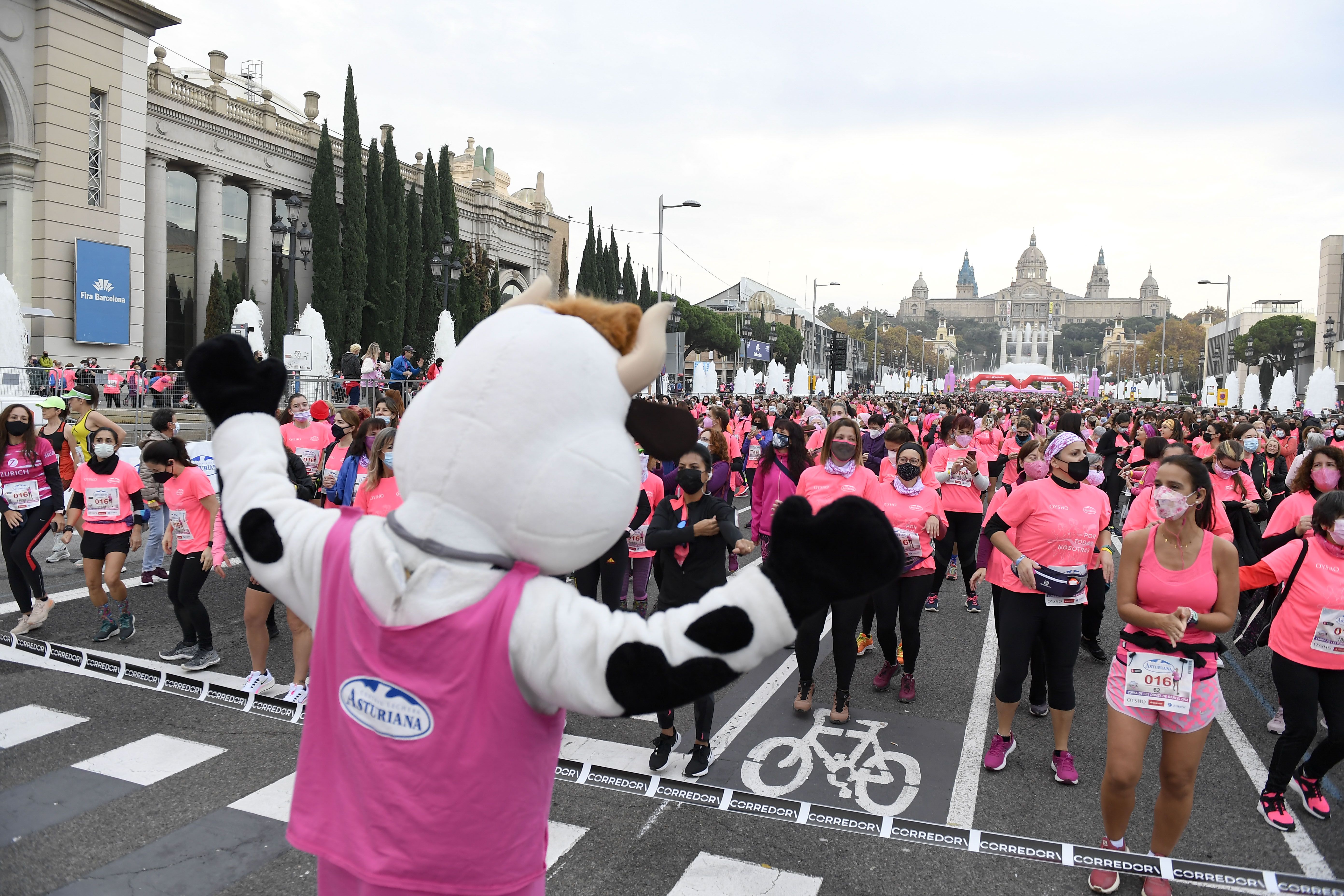 Las mejores fotos de la Carrera de la Mujer Central Lechera Asturiana Barcelona 2021 (SALIDA / GALERÍA 1)