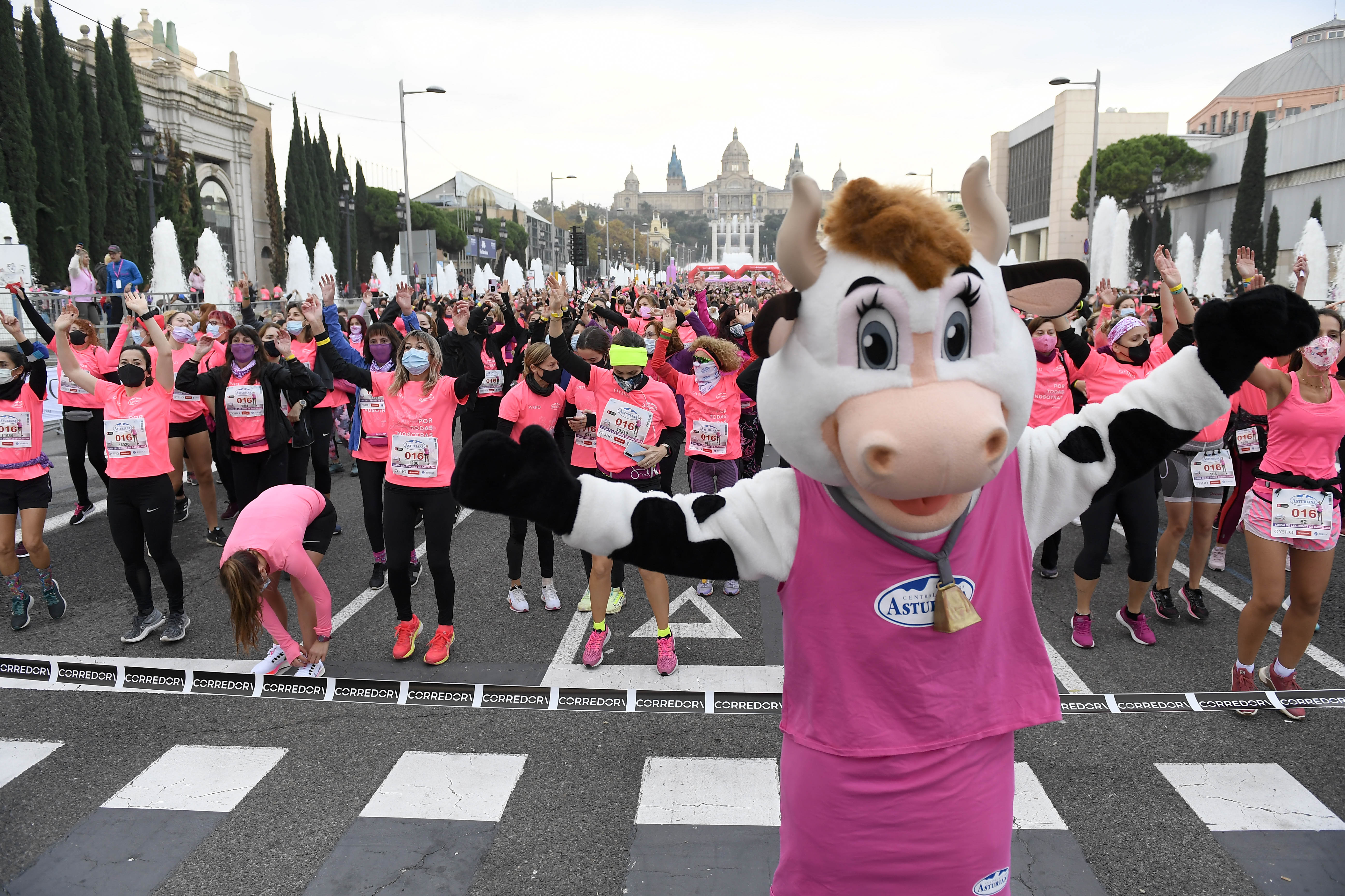 Las mejores fotos de la Carrera de la Mujer Central Lechera Asturiana Barcelona 2021 (SALIDA / GALERÍA 1)