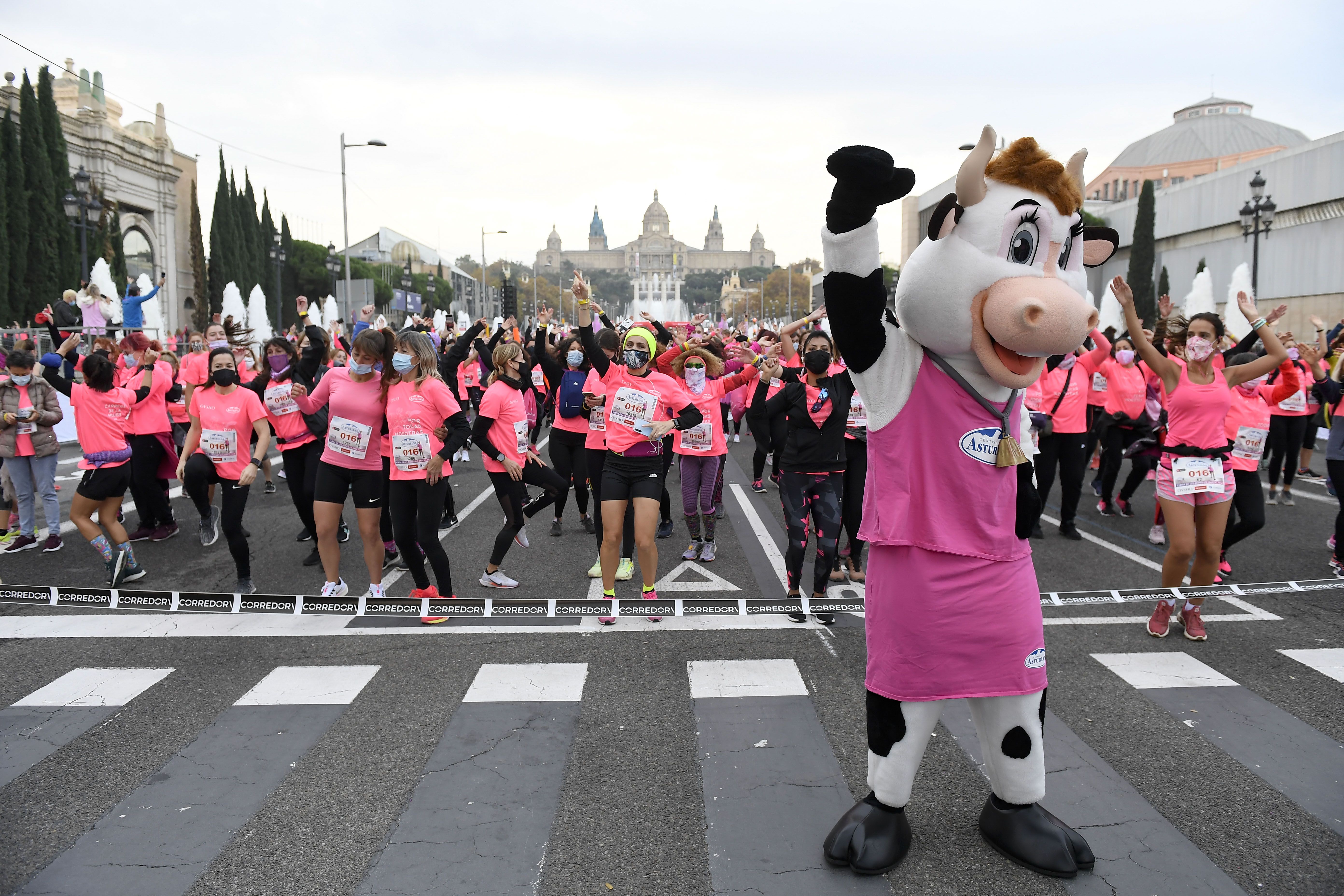 Las mejores fotos de la Carrera de la Mujer Central Lechera Asturiana Barcelona 2021 (SALIDA / GALERÍA 1)