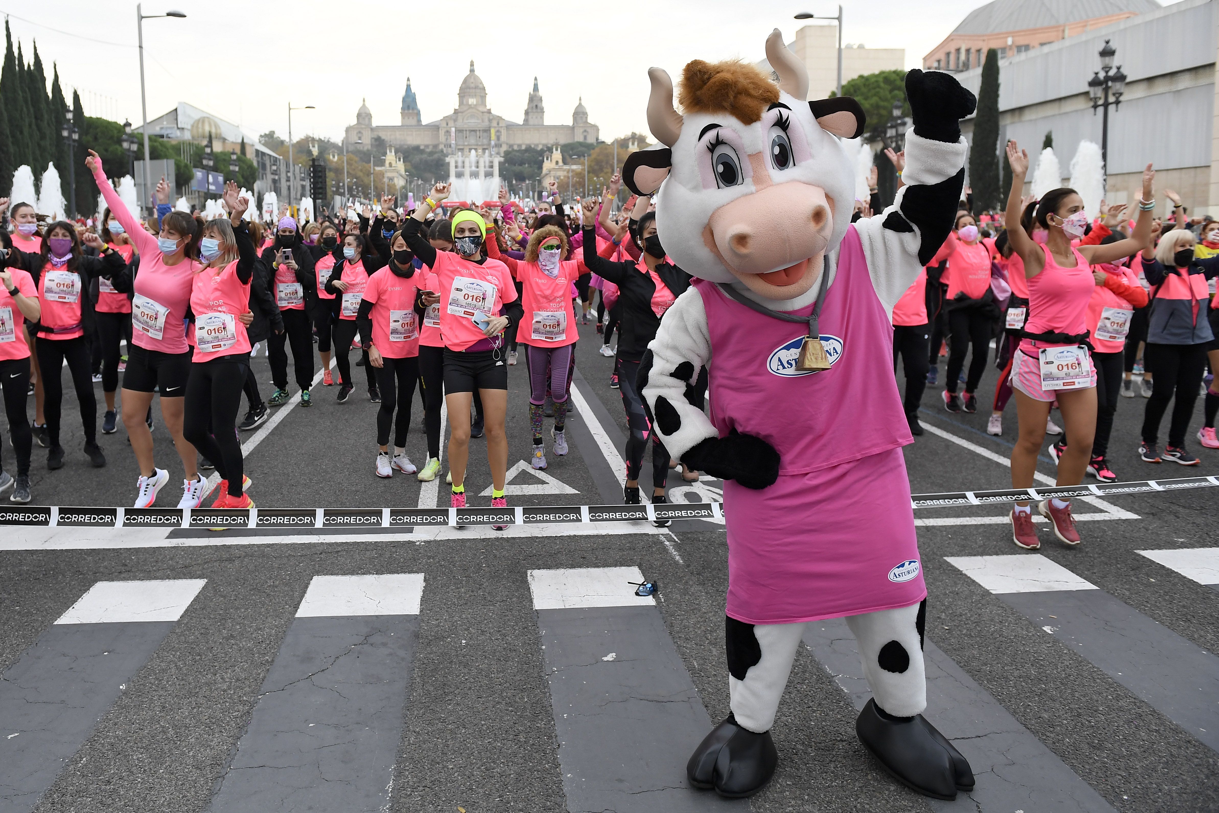 Las mejores fotos de la Carrera de la Mujer Central Lechera Asturiana Barcelona 2021 (SALIDA / GALERÍA 1)