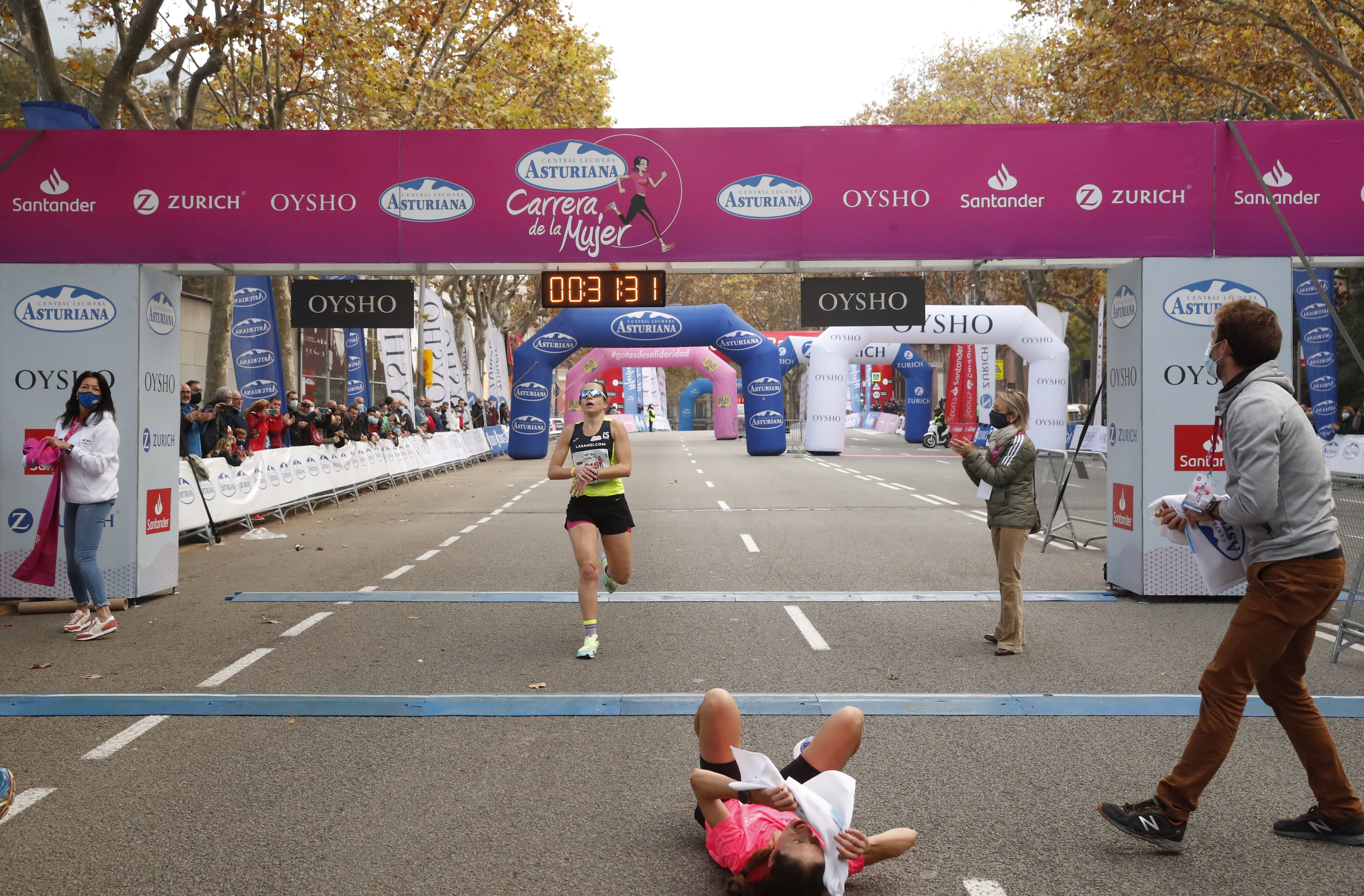 Las mejores fotos de la Carrera de la Mujer Central Lechera Asturiana Barcelona 2021 (LLEGADAS)