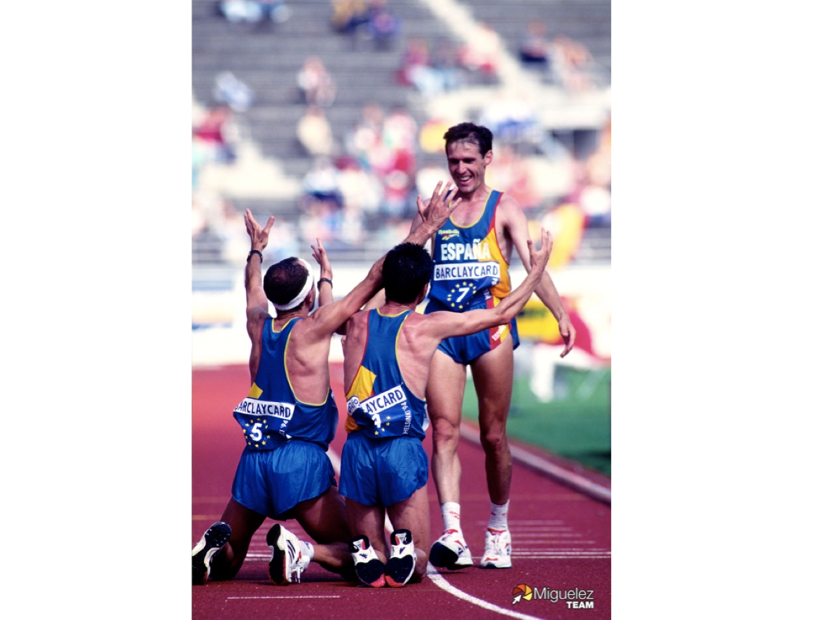 Sorteamos la foto firmada del abrazo Helsinki 94 para ayudar a la escuela de atletismo de Diego García